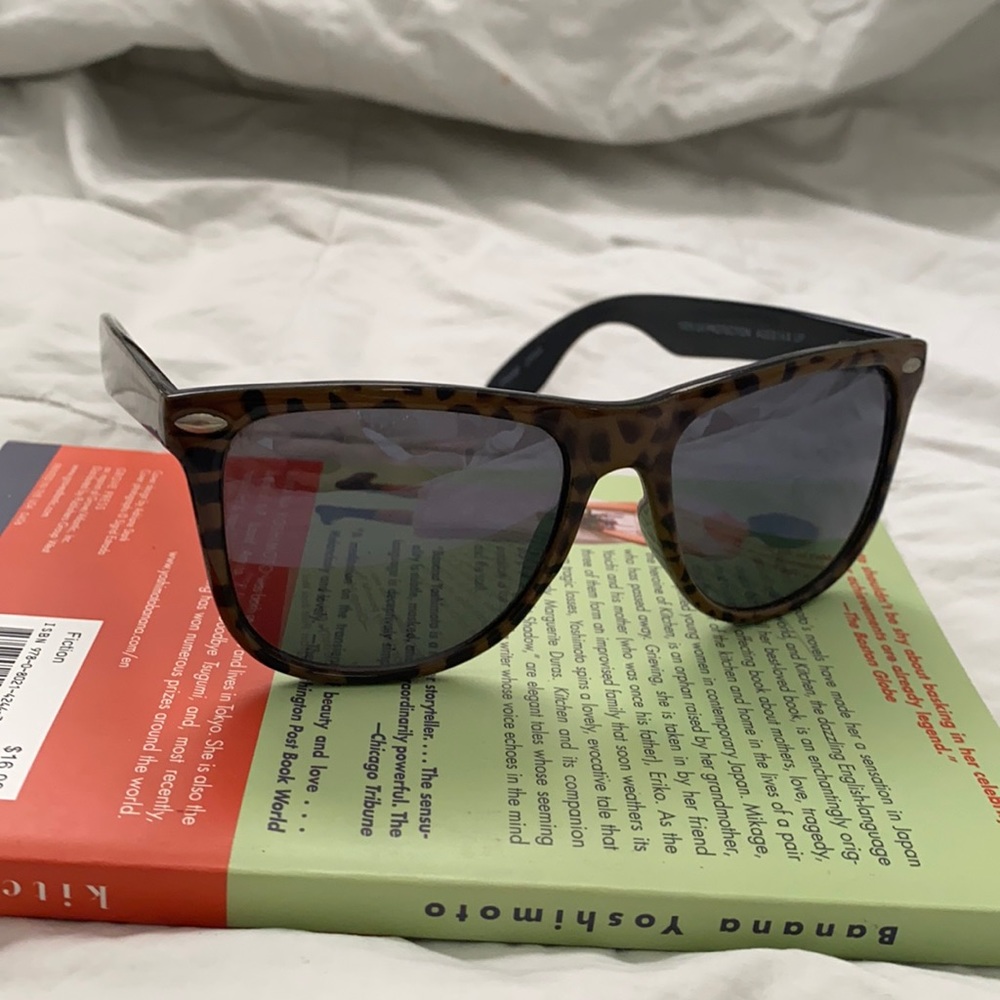 Animal print wayfarer sunglasses